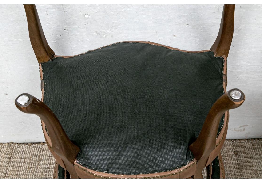 Pareja de Fauteuils de cuero acolchado marrón estilo Luis XV en venta 9