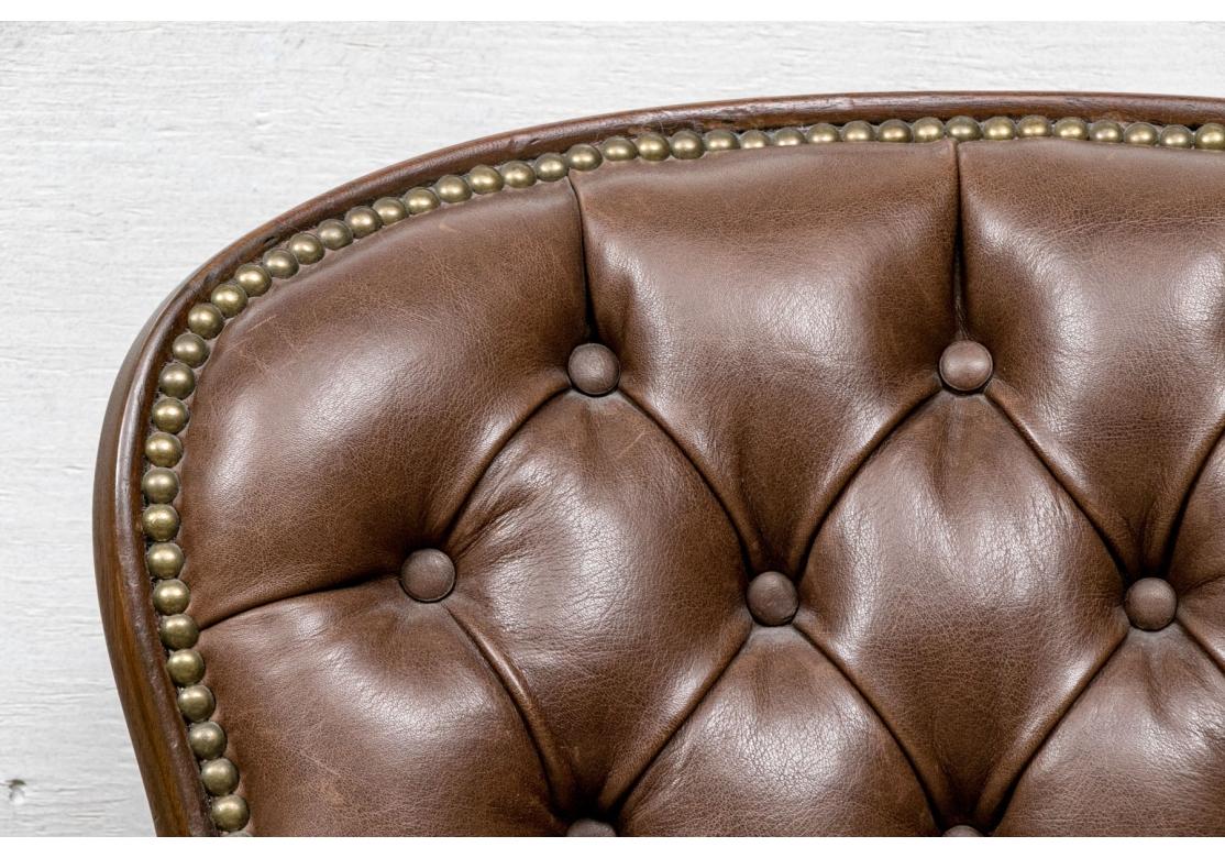 Pareja de Fauteuils de cuero acolchado marrón estilo Luis XV en venta 11