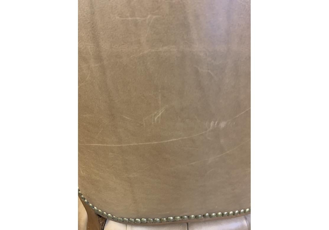 Pareja de Fauteuils de cuero acolchado marrón estilo Luis XV en venta 12