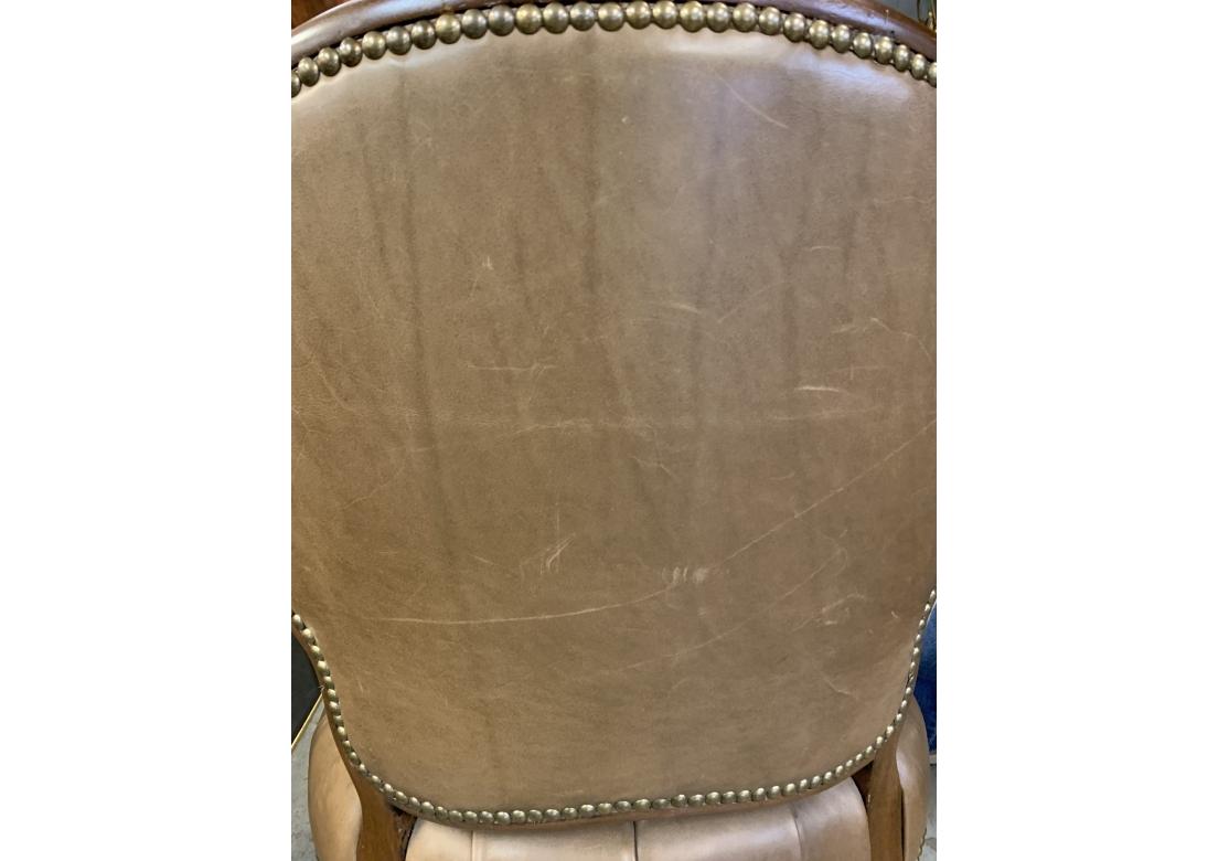 Pareja de Fauteuils de cuero acolchado marrón estilo Luis XV en venta 13
