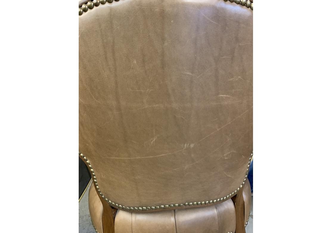 Pareja de Fauteuils de cuero acolchado marrón estilo Luis XV en venta 14