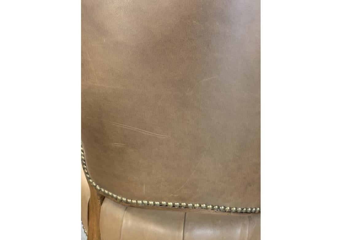 Pareja de Fauteuils de cuero acolchado marrón estilo Luis XV en venta 15