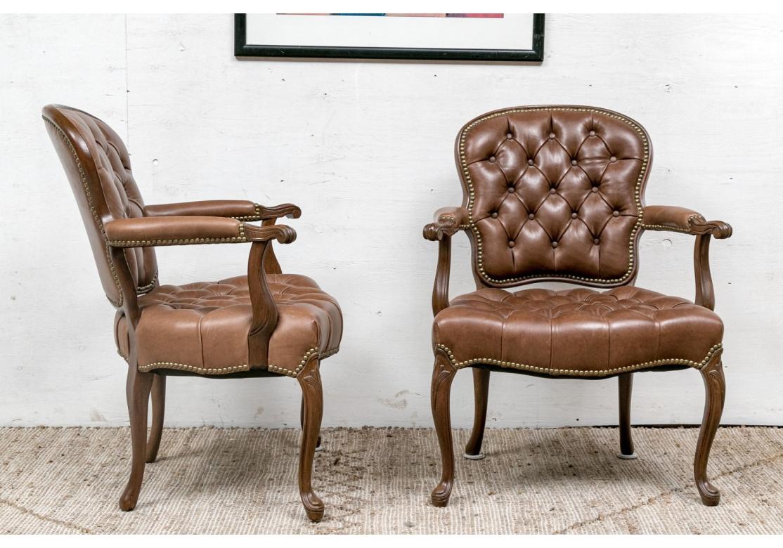 Pareja de Fauteuils de cuero acolchado marrón estilo Luis XV en Bastante bueno estado para la venta en Bridgeport, CT