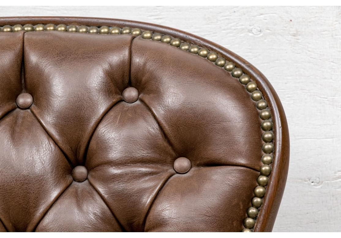 Pareja de Fauteuils de cuero acolchado marrón estilo Luis XV siglo XX en venta