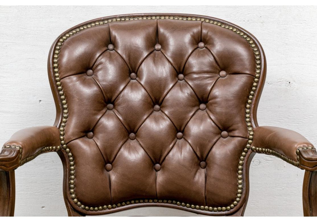 Pareja de Fauteuils de cuero acolchado marrón estilo Luis XV Cuero en venta