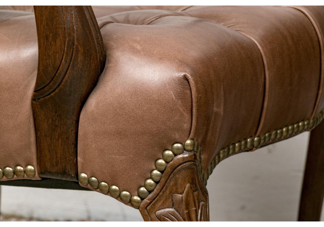 Pareja de Fauteuils de cuero acolchado marrón estilo Luis XV en venta 1