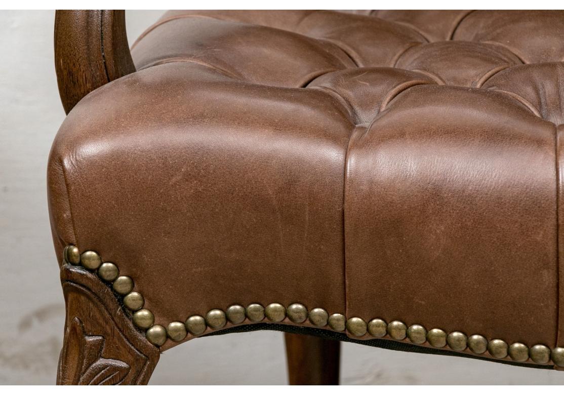 Pareja de Fauteuils de cuero acolchado marrón estilo Luis XV en venta 2