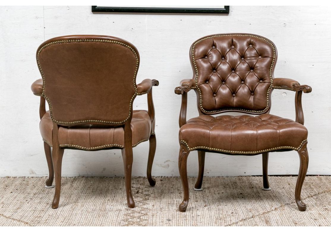 Pareja de Fauteuils de cuero acolchado marrón estilo Luis XV en venta 3