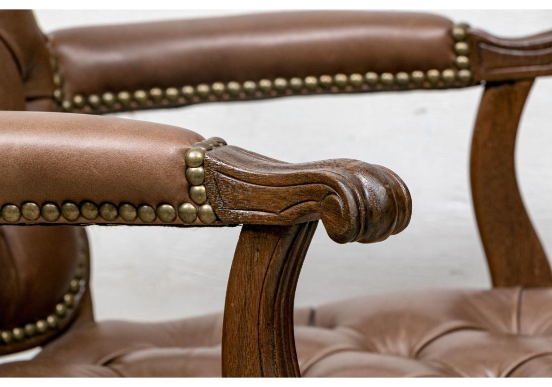 Pareja de Fauteuils de cuero acolchado marrón estilo Luis XV en venta 4
