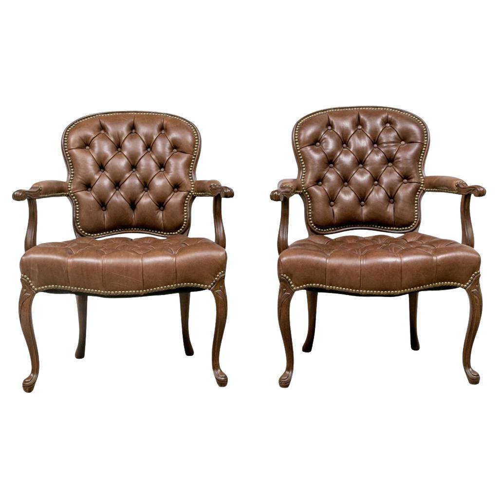 Coppia di Fauteuil in pelle marrone con inserti in stile Luigi XV