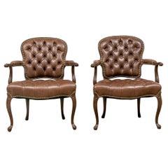 Paire de Fauteuils en cuir touffeté Brown de style Louis XV