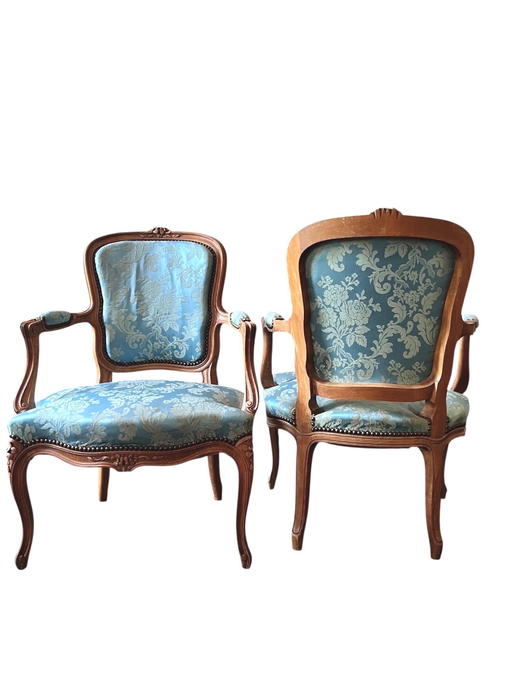 Ein sehr attraktives Paar Cabrio-Sessel im Stil Louis XV aus geformtem und geschnitztem Holz mit Blumenmotiven.
Die Vorderbeine sind gewölbt und enden in Brechstangen. Die Hinterbeine sind säbelförmig.
Sehr schöne französische Arbeit aus dem späten