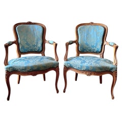 Paire de fauteuils cabriolet de style Louis XV - bois mouluré sculpté - bleu - France