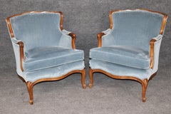 Paire de fauteuils bergère sculptés de style Louis XV, avec revêtement bleu
