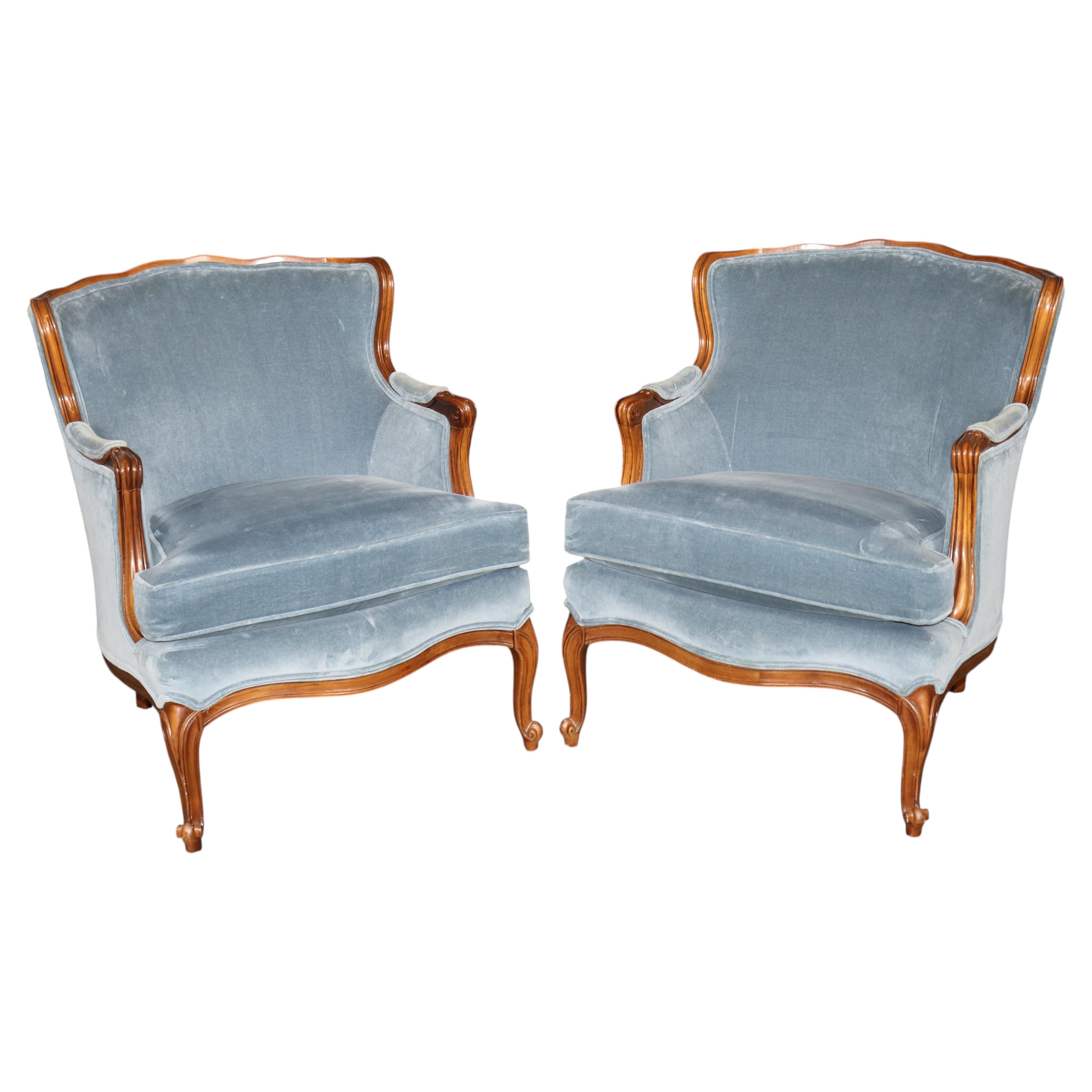 Paire de fauteuils bergère sculptés de style Louis XV, avec revêtement bleu
