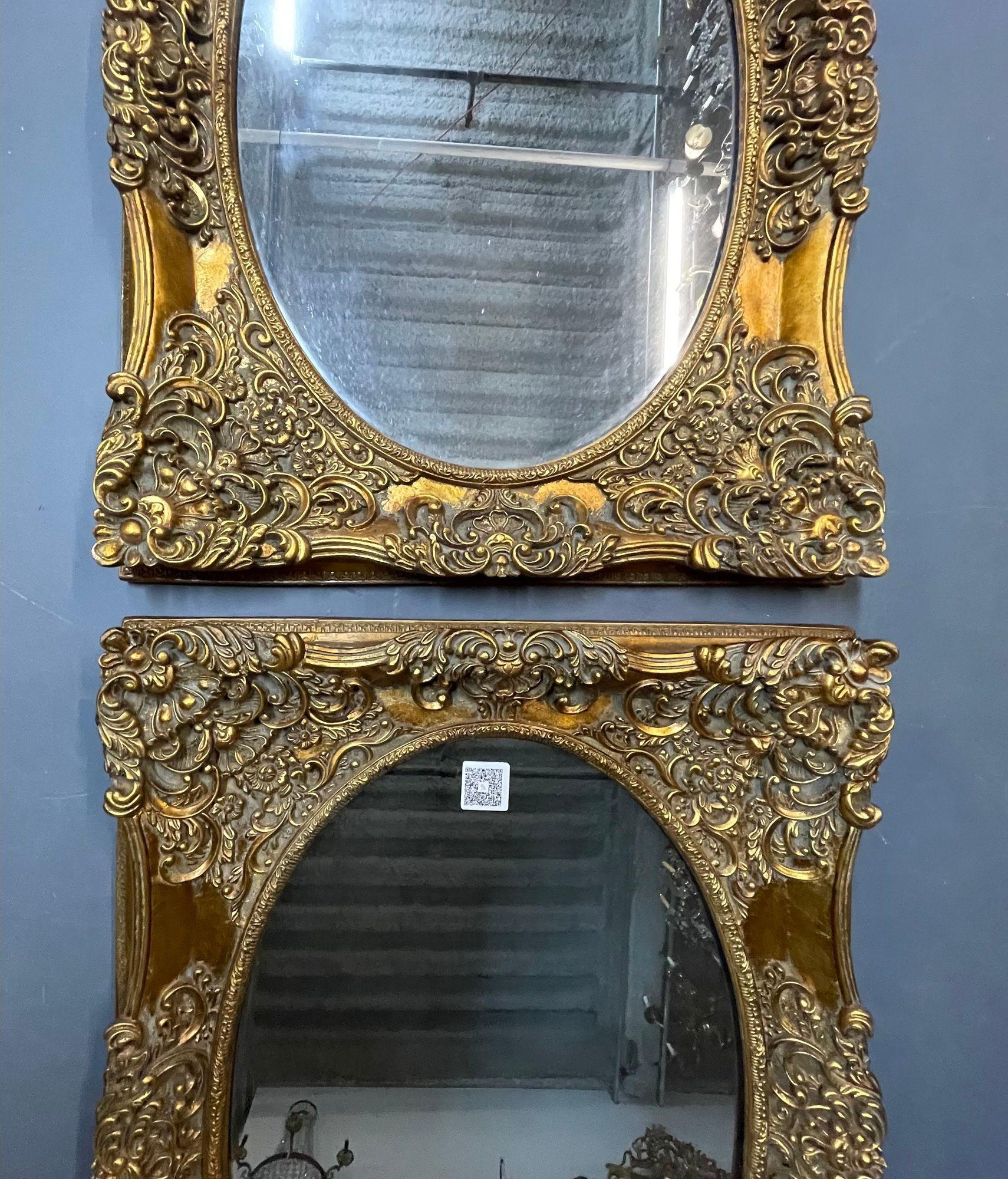 Paire de miroirs muraux et de consoles sculptés de style Louis XV

Une paire de miroirs muraux, de console ou de cheminée de style Louis XV finement sculptés. Des volutes et des rosettes finement modelées embellissent les cadres rectangulaires qui