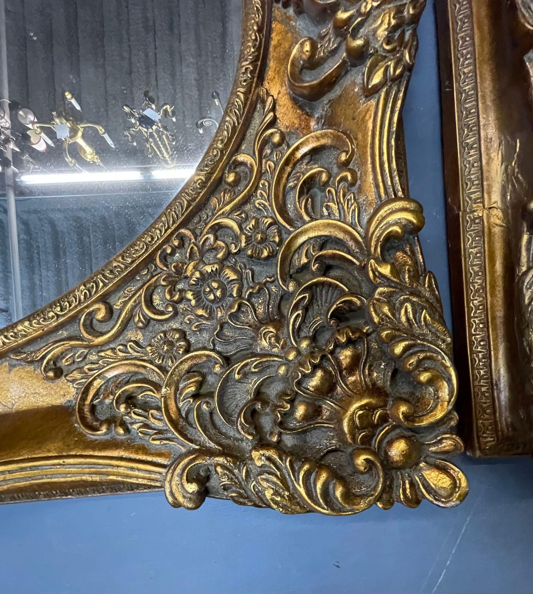 20ième siècle Paire de miroirs muraux sculptés de style Louis XV, consoles en vente