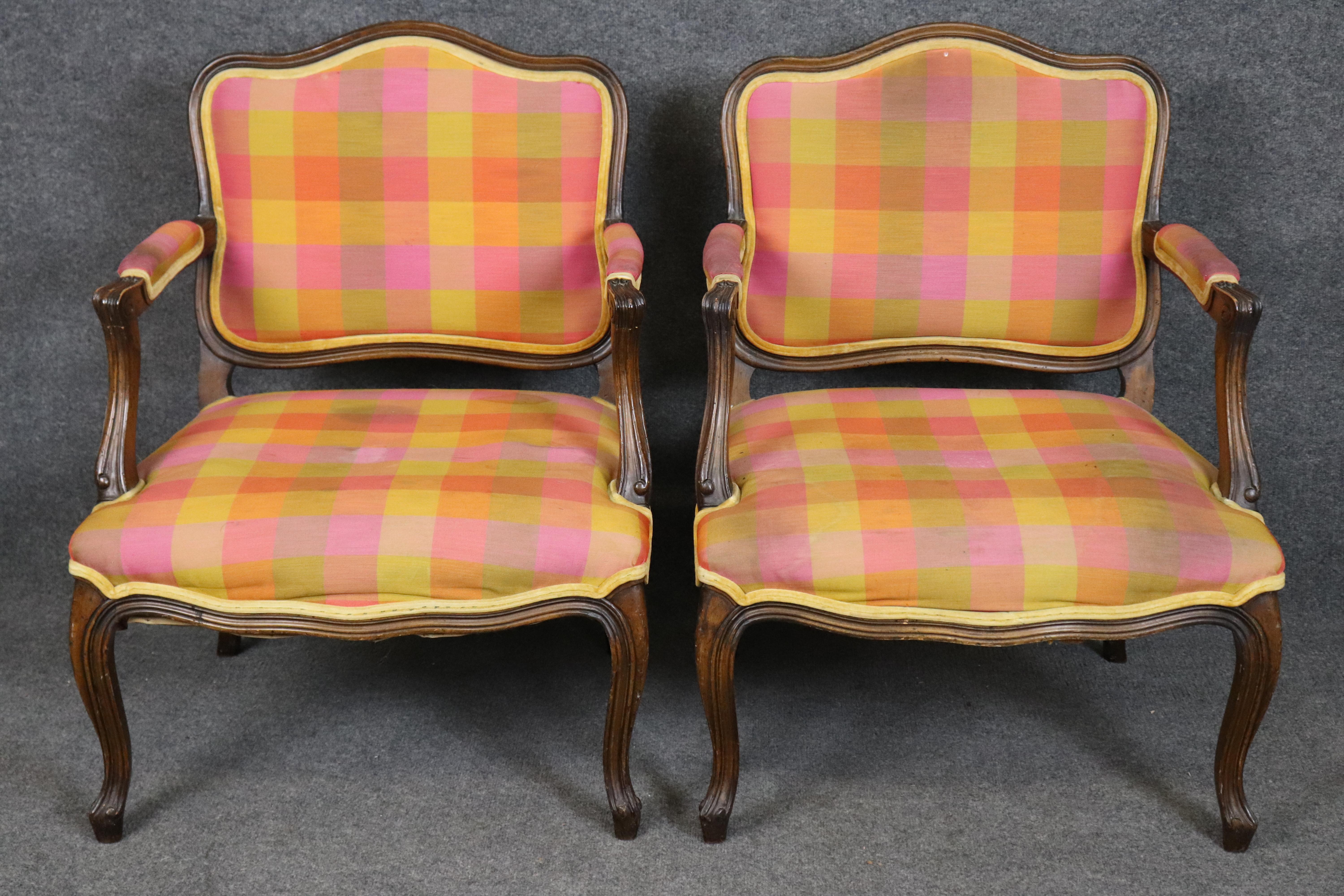 Paar geschnitzte Sessel aus Nussbaum im Louis XV-Stil (Louis XV.) im Angebot