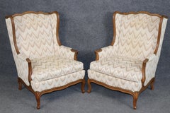 Paire de chaises à dossier en noyer sculpté de style Louis XV