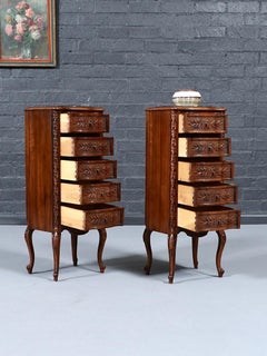Paire de tables de chevet de style Louis XV en bois sculpté avec plateau en marbre noir de Portoro