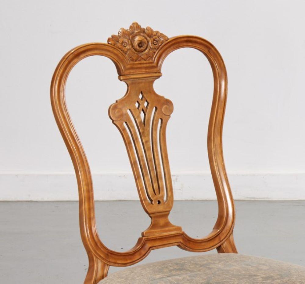 All'inizio del XX secolo, una coppia di sedie in stile Louis Shields con schienale aperto a forma di scudo sormontato da una cresta a rosa intagliata, su una seduta imbottita sollevata da gambe anteriori a cabriola incanalate che terminano con un