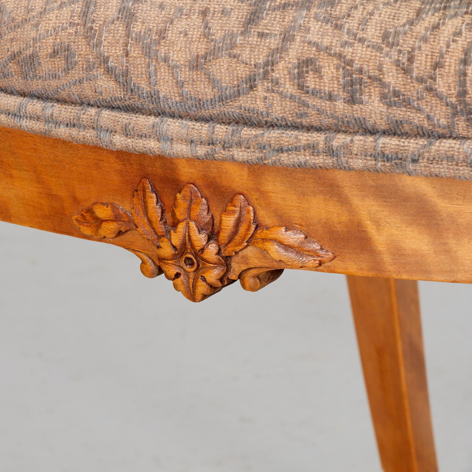 Intagliato a mano Coppia di sedie in stile Luigi XV con rivestimento in Wood e sedile in Fortuny in vendita