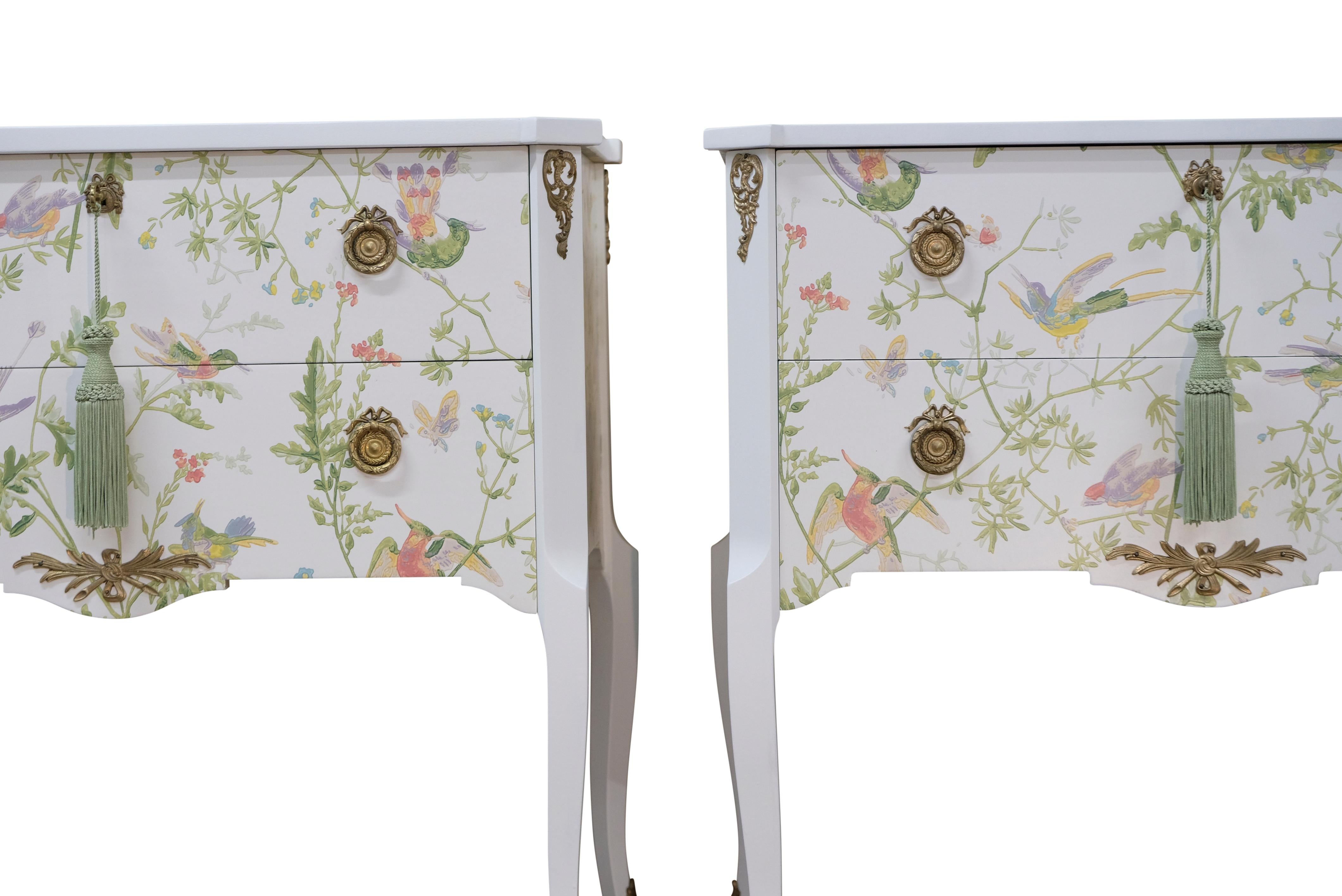 Gustavian Hauptbyrå with marble slab and frame in white, redesigned with hummingbird design pattern. Marble top. Fine original fittings in solid brass. 

Width: 79cm / 31.1