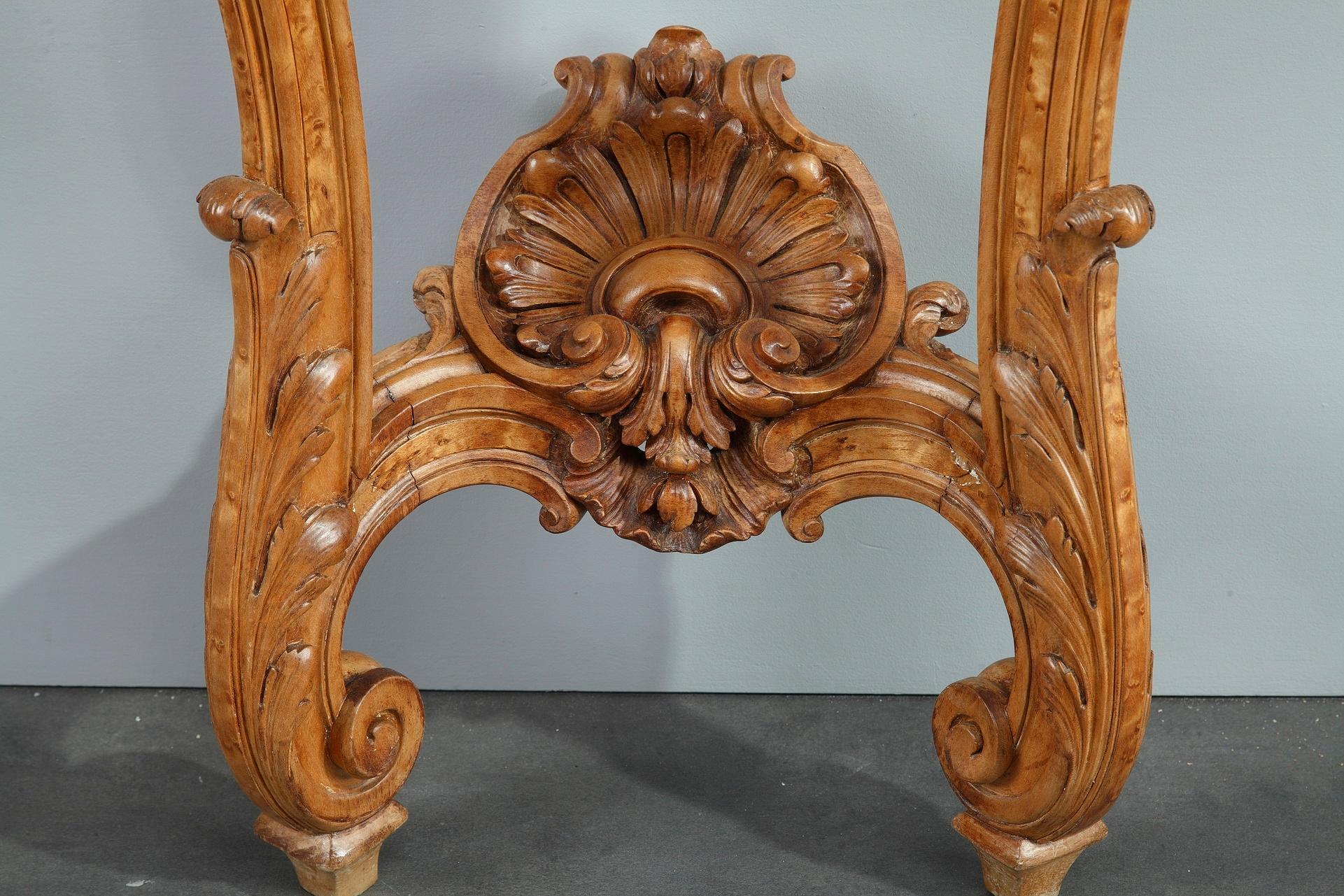 Pareja de consolas de estilo Luis XV con tapa de mármol en venta 5