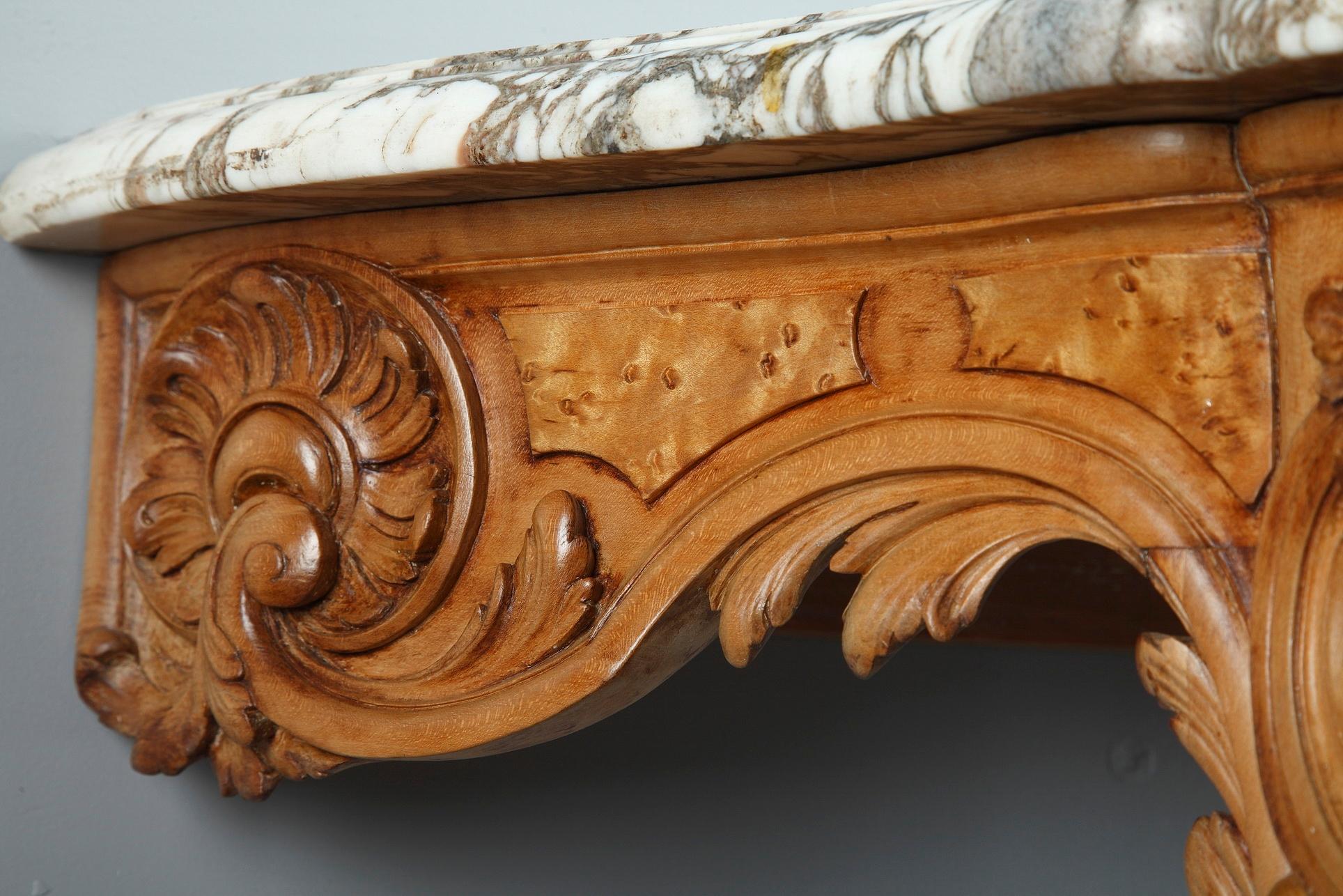 Paire de consoles de style Louis XV avec plateau en marbre en vente 7