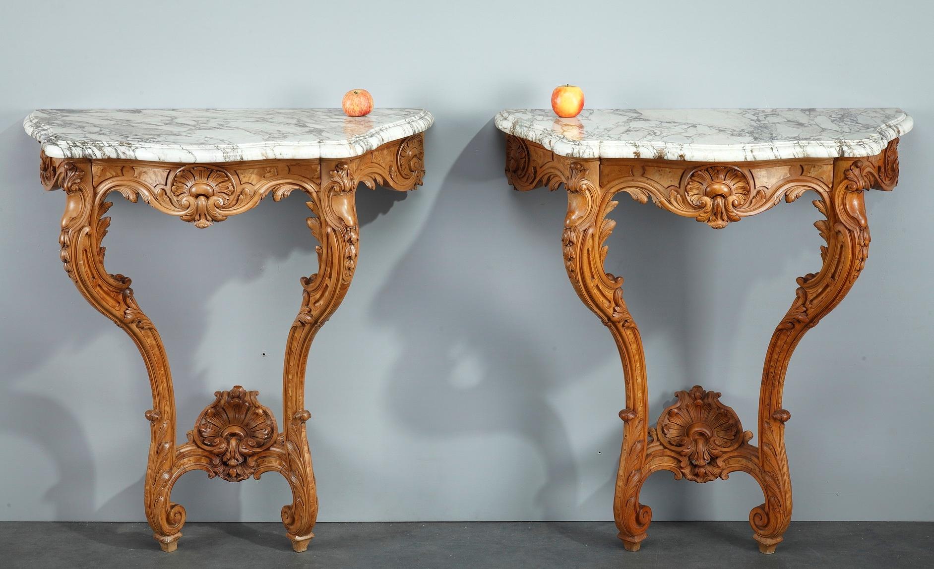 Paire de consoles de style Louis XV avec plateau en marbre en vente 10