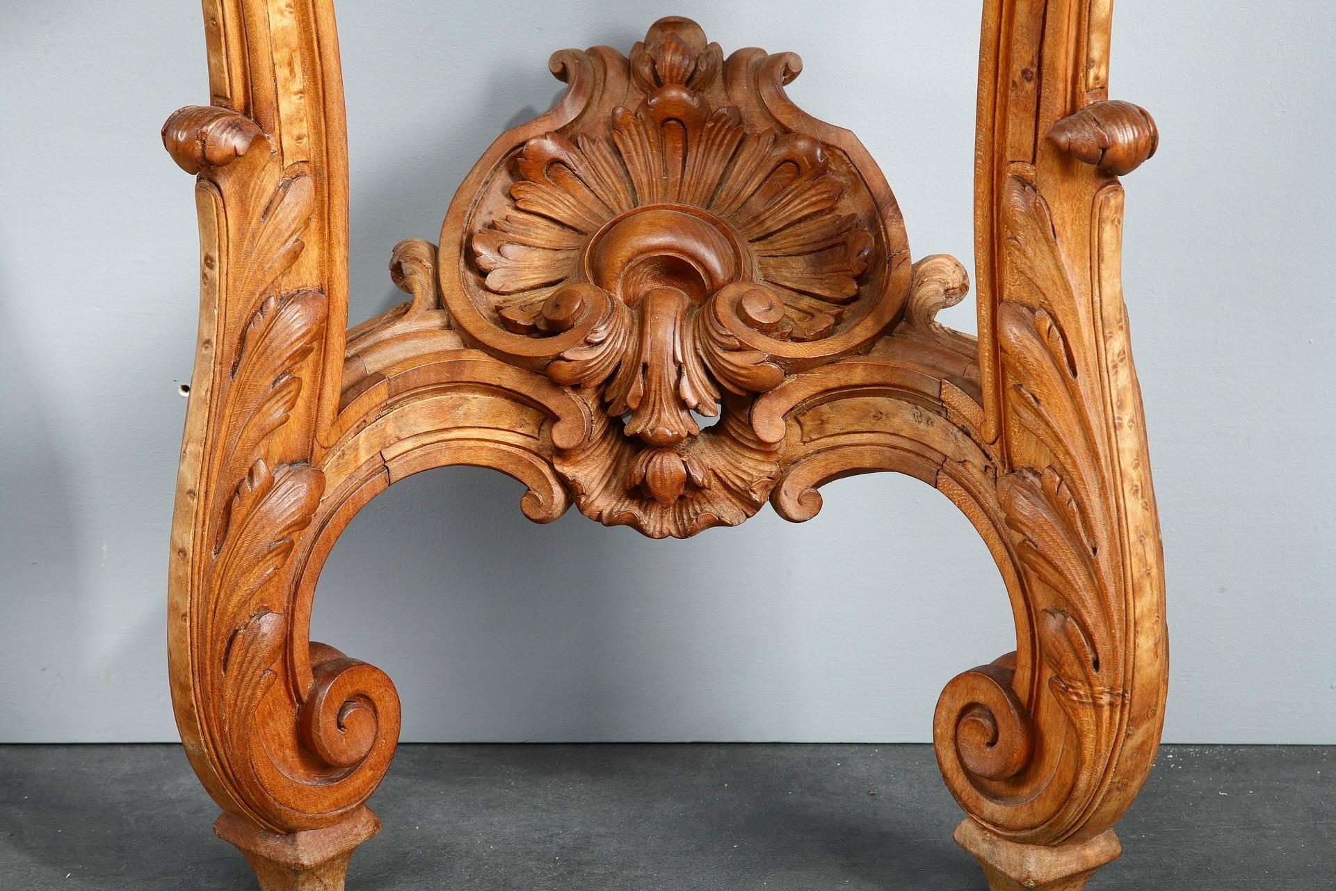 Pareja de consolas de estilo Luis XV con tapa de mármol en Bueno estado para la venta en Paris, FR
