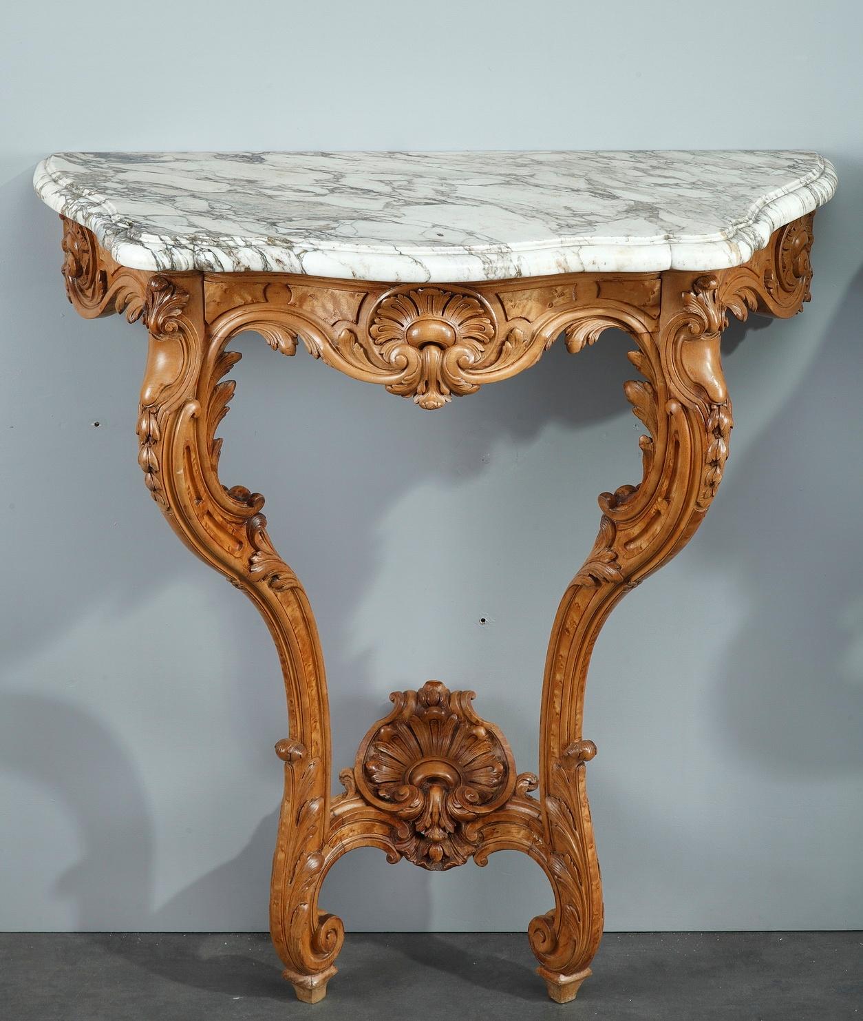 Paire de consoles de style Louis XV avec plateau en marbre en vente 1