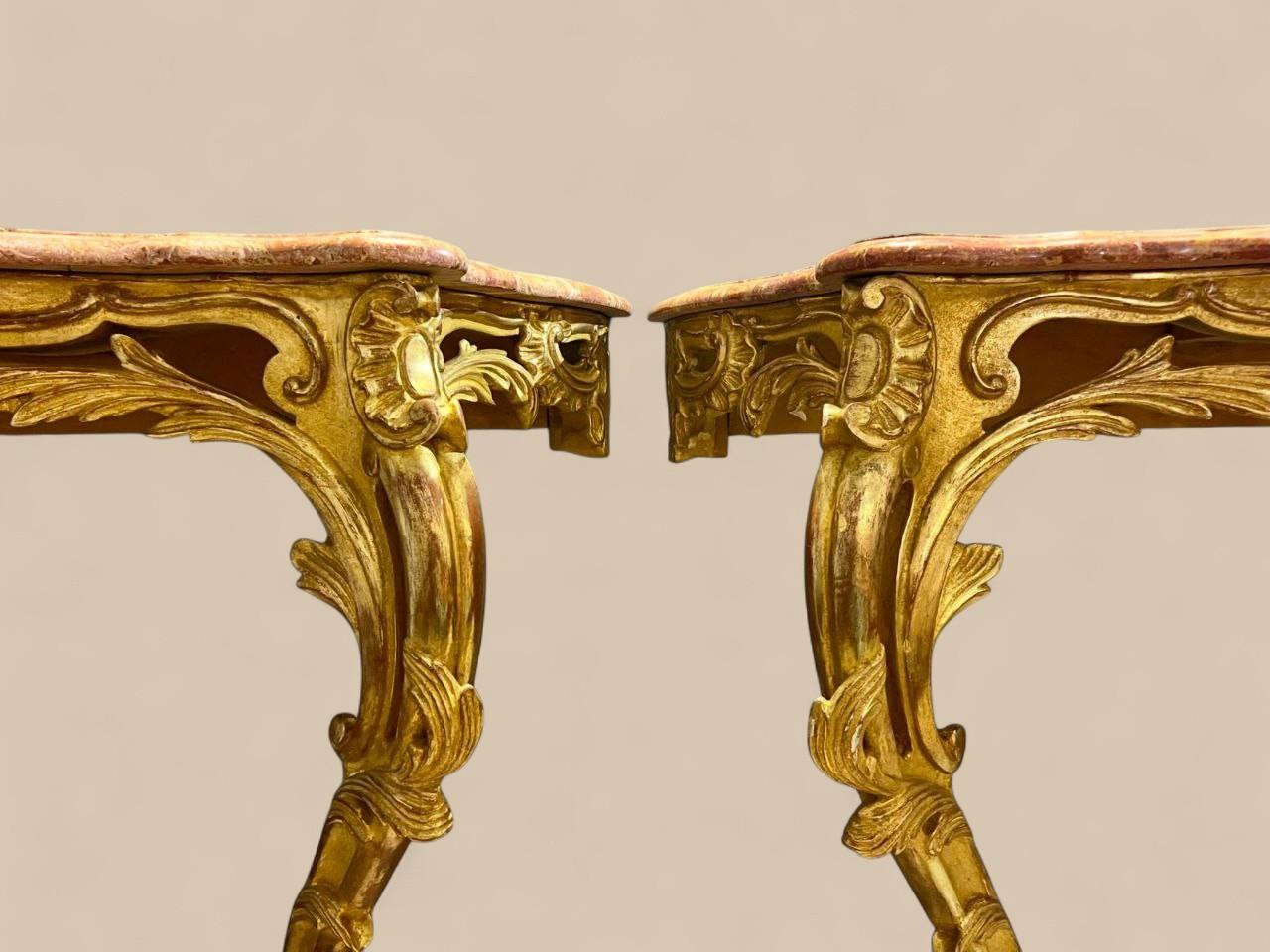 Coppia di console in stile Luigi XV, legno dorato e piani in marmo, XIX secolo in vendita 4