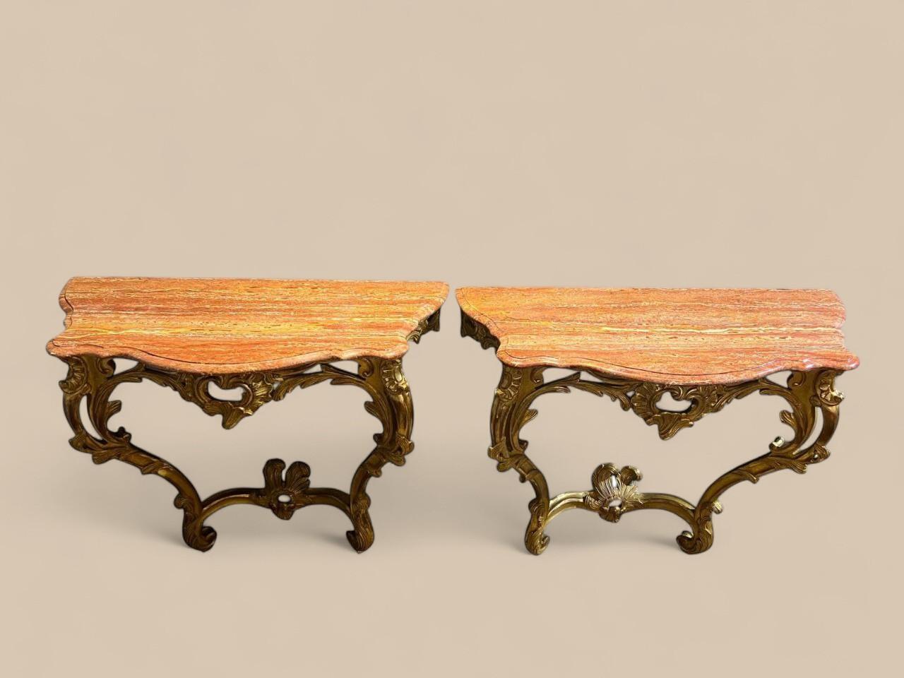 Fine XIX secolo Coppia di console in stile Luigi XV, legno dorato e piani in marmo, XIX secolo in vendita