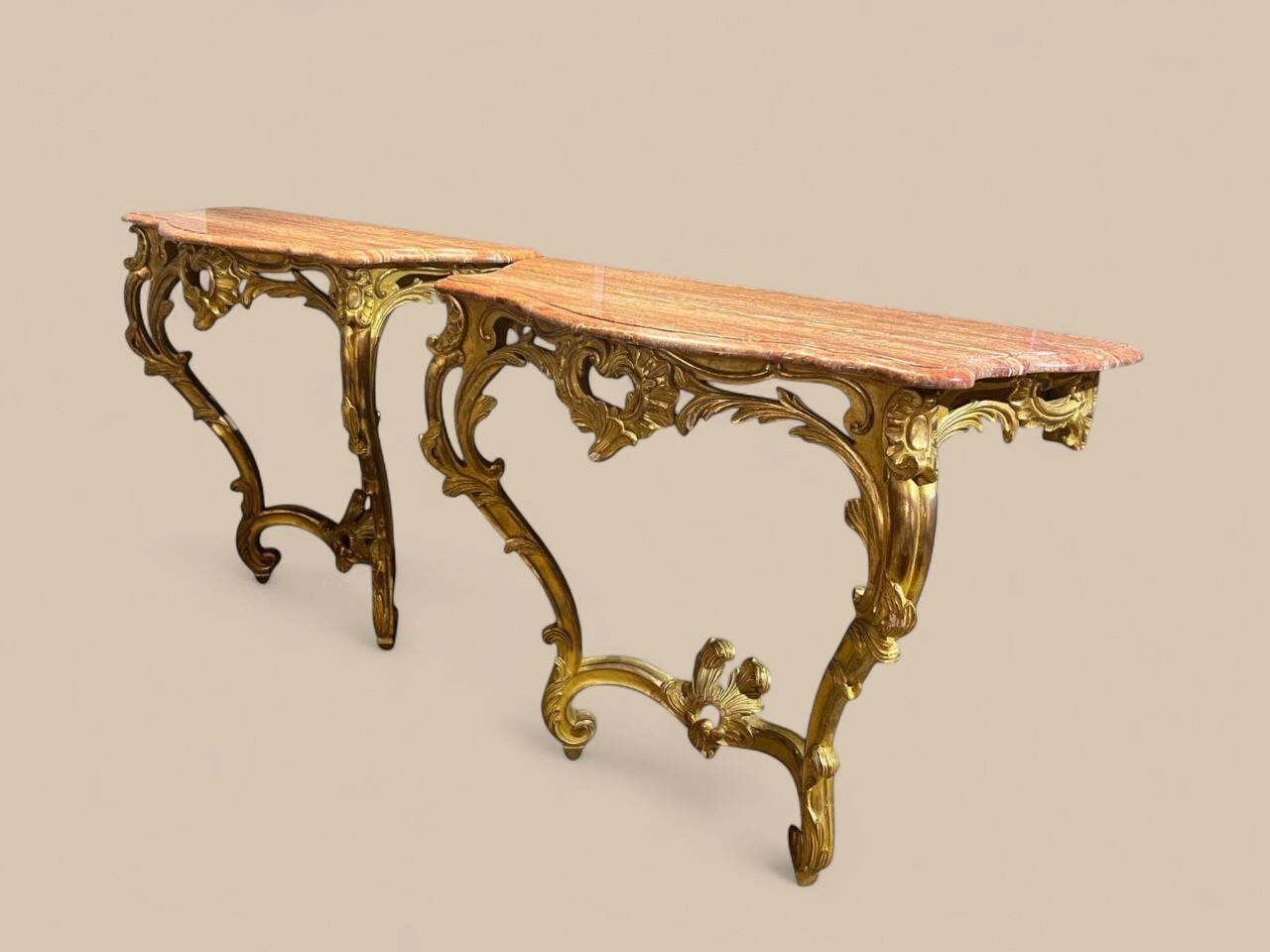 Marmo Coppia di console in stile Luigi XV, legno dorato e piani in marmo, XIX secolo in vendita