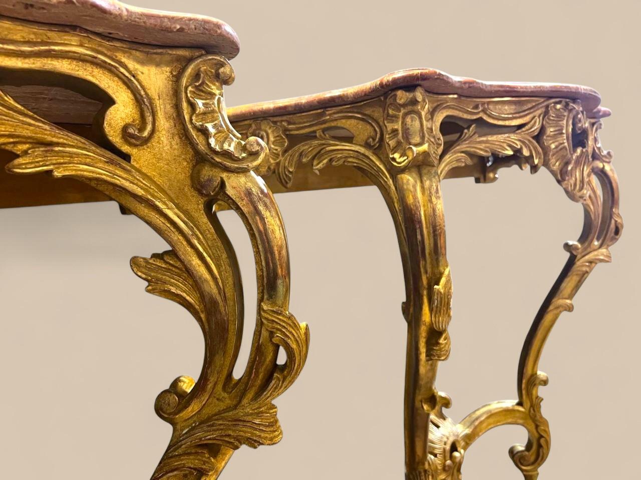 Coppia di console in stile Luigi XV, legno dorato e piani in marmo, XIX secolo in vendita 3