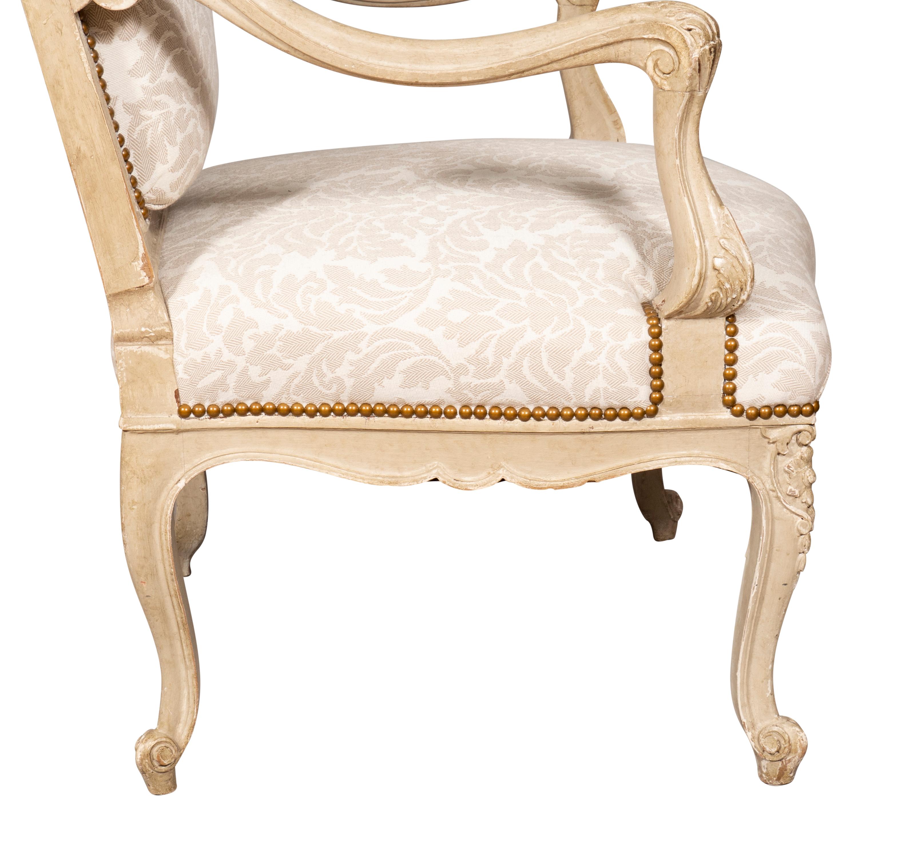 Paire de fauteuils de style Louis XV peints en crème en vente 9
