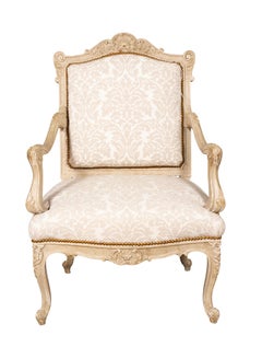 Paire de fauteuils de style Louis XV peints en crème
