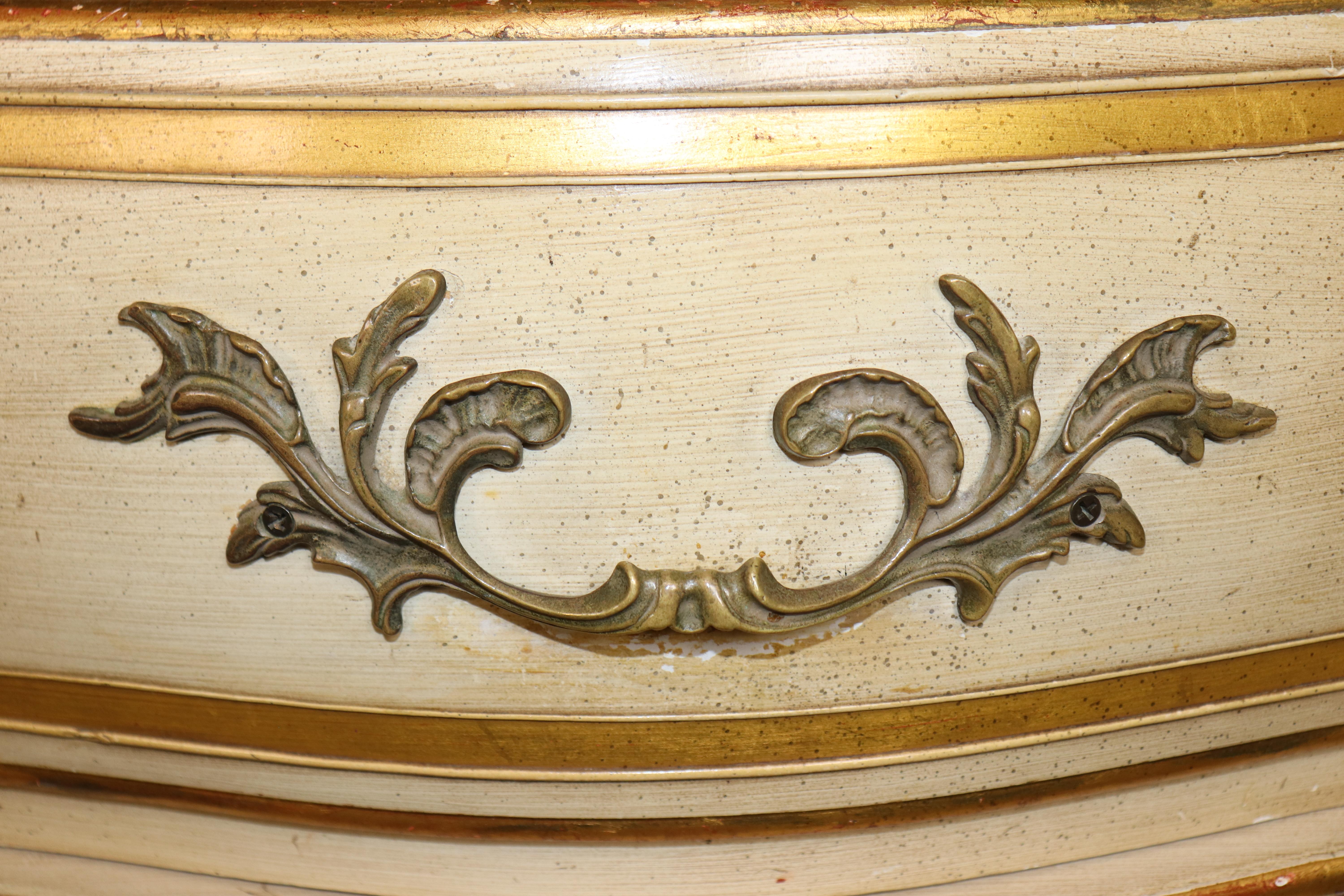 Paire de tables de nuit décorées de style I John Widdicomb, peintes en crème, de style Louis XV en vente 7