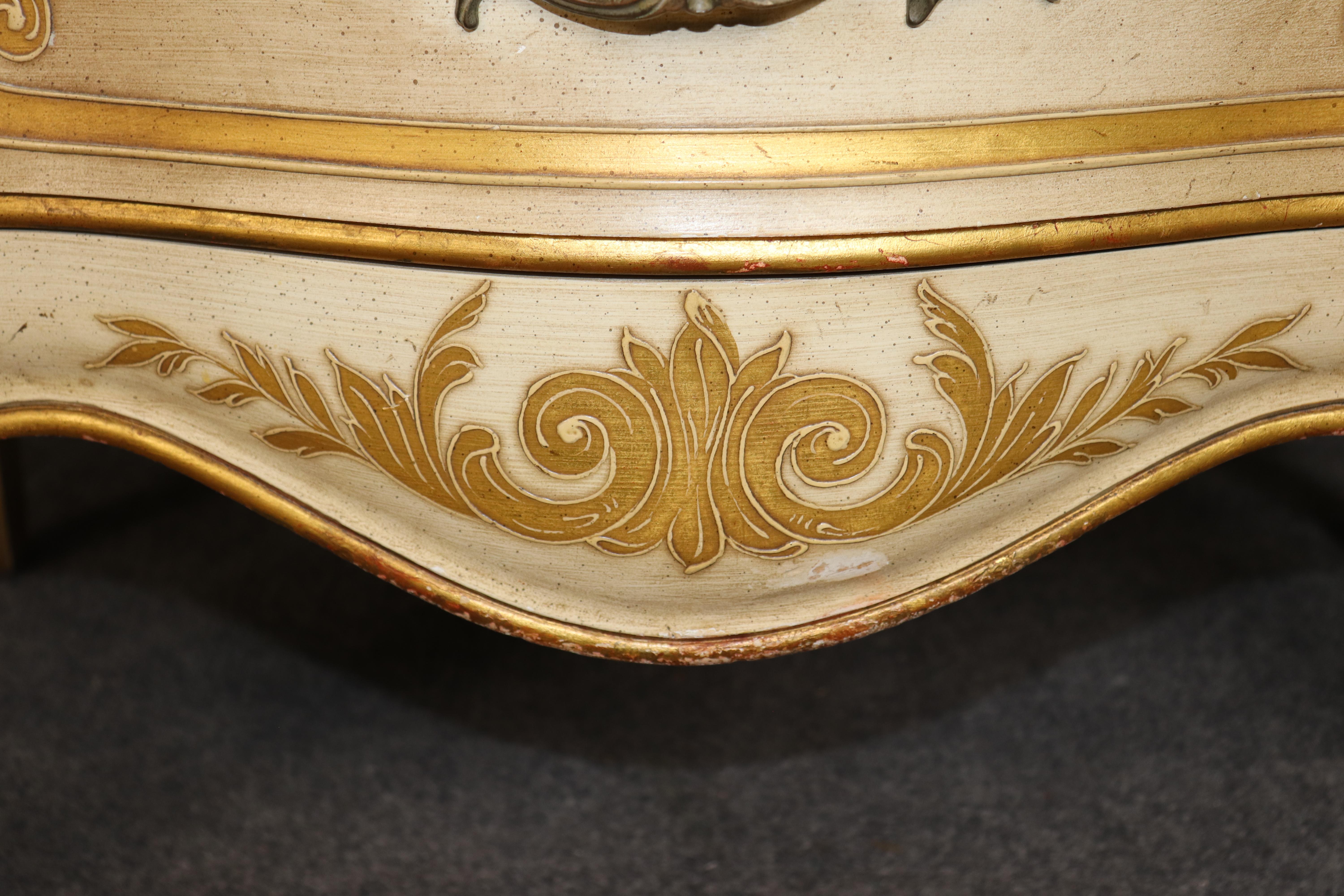 Paire de tables de nuit décorées de style I John Widdicomb, peintes en crème, de style Louis XV en vente 8
