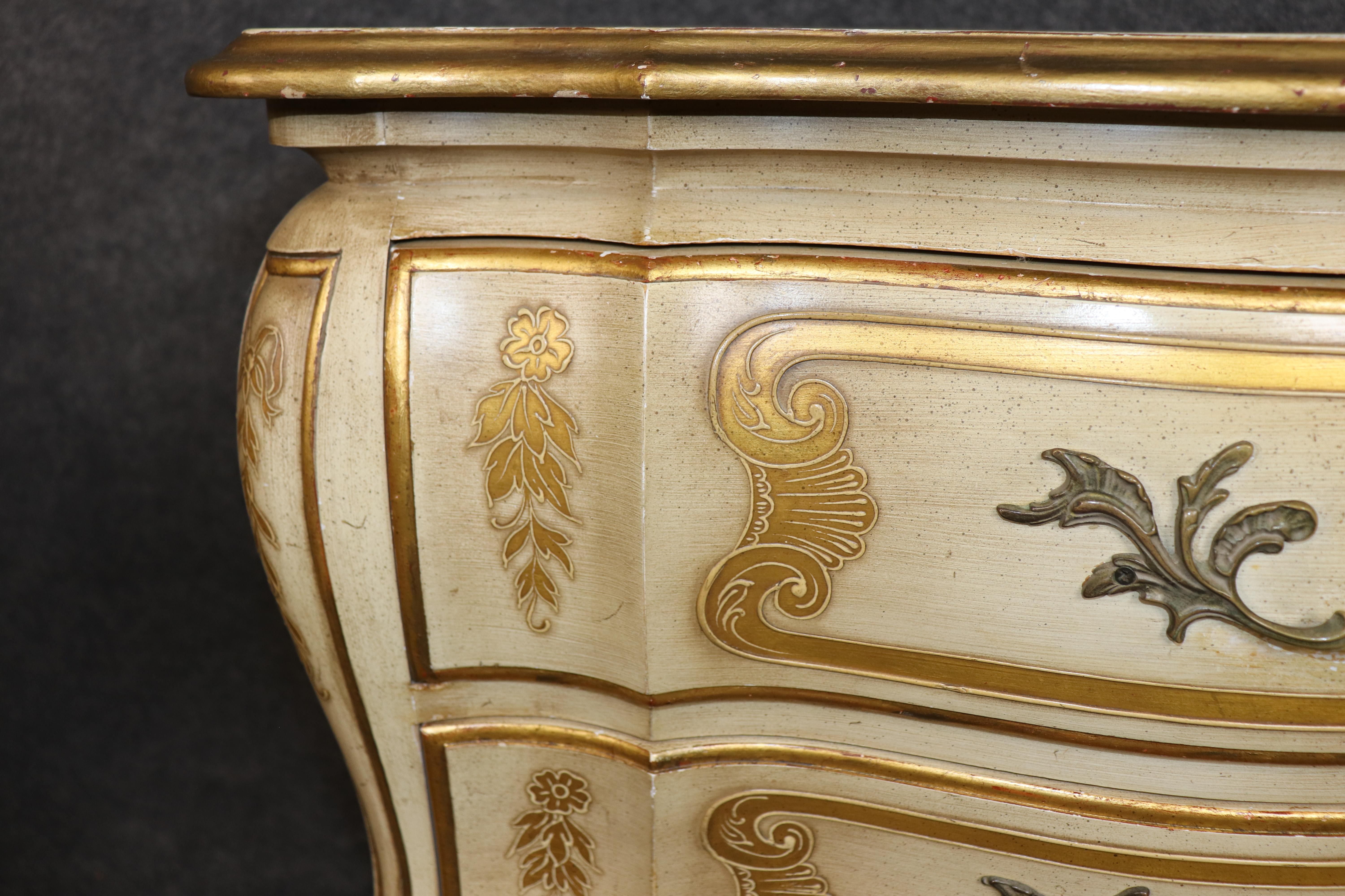 Paire de tables de nuit décorées de style I John Widdicomb, peintes en crème, de style Louis XV en vente 9
