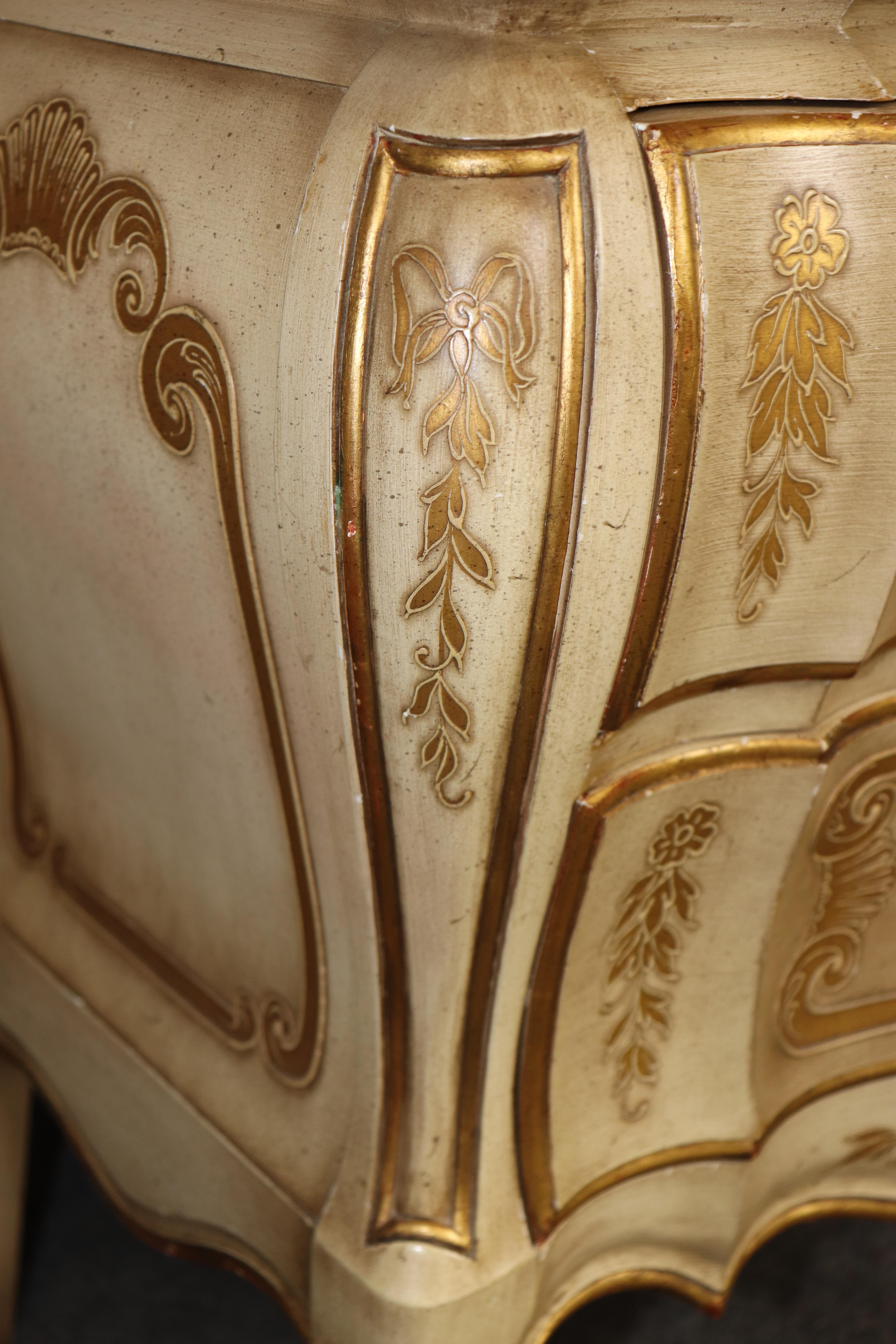 Paire de tables de nuit décorées de style I John Widdicomb, peintes en crème, de style Louis XV en vente 10