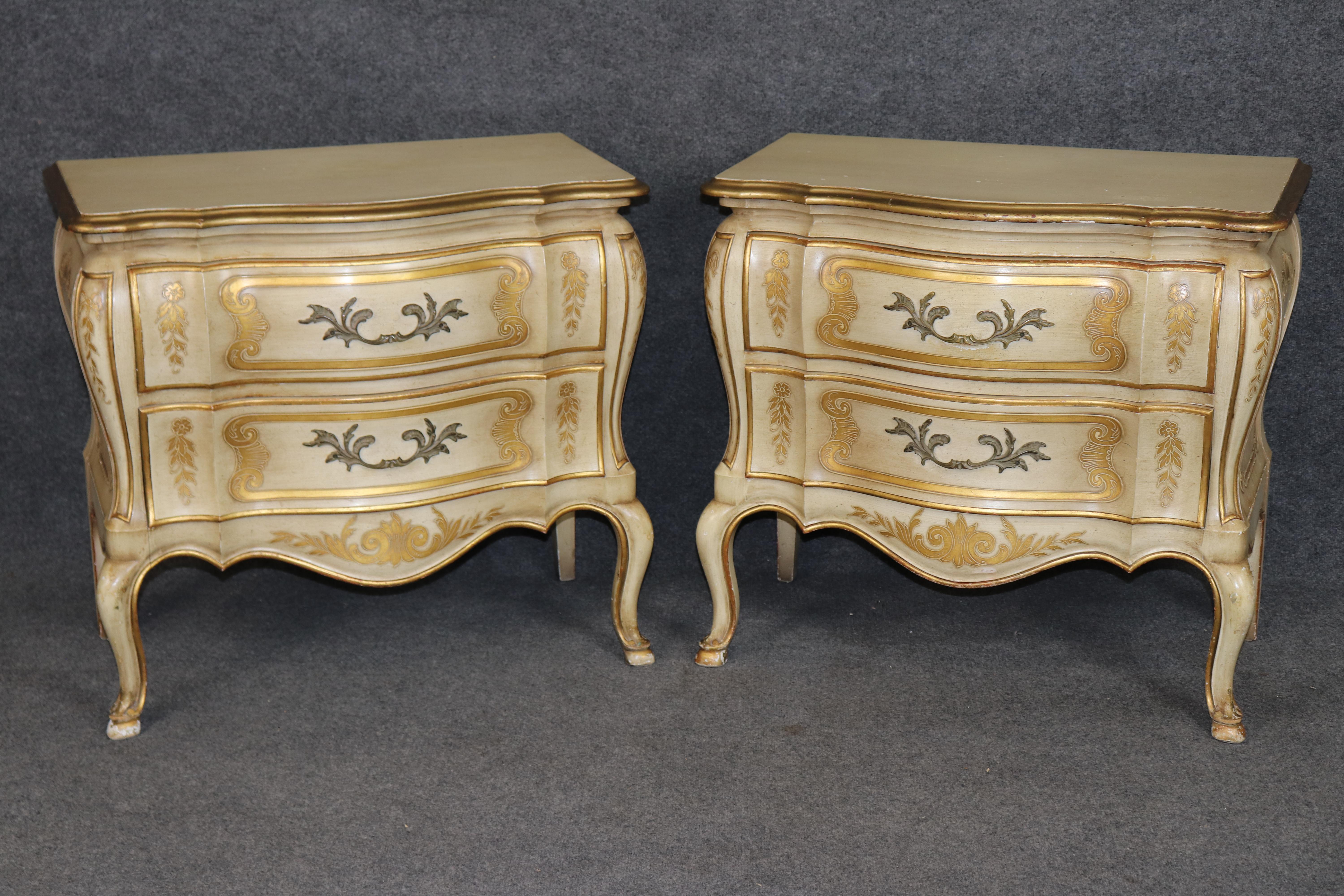 Dimensions - H : 27 3/4 in W : 30 po D : 17 1/2 po 

Cette superbe paire de tables de nuit de style Louis XV, signée John Widdicomb, illustre le célèbre héritage de la marque en matière de meubles de luxe fabriqués aux États-Unis et dotés d'une