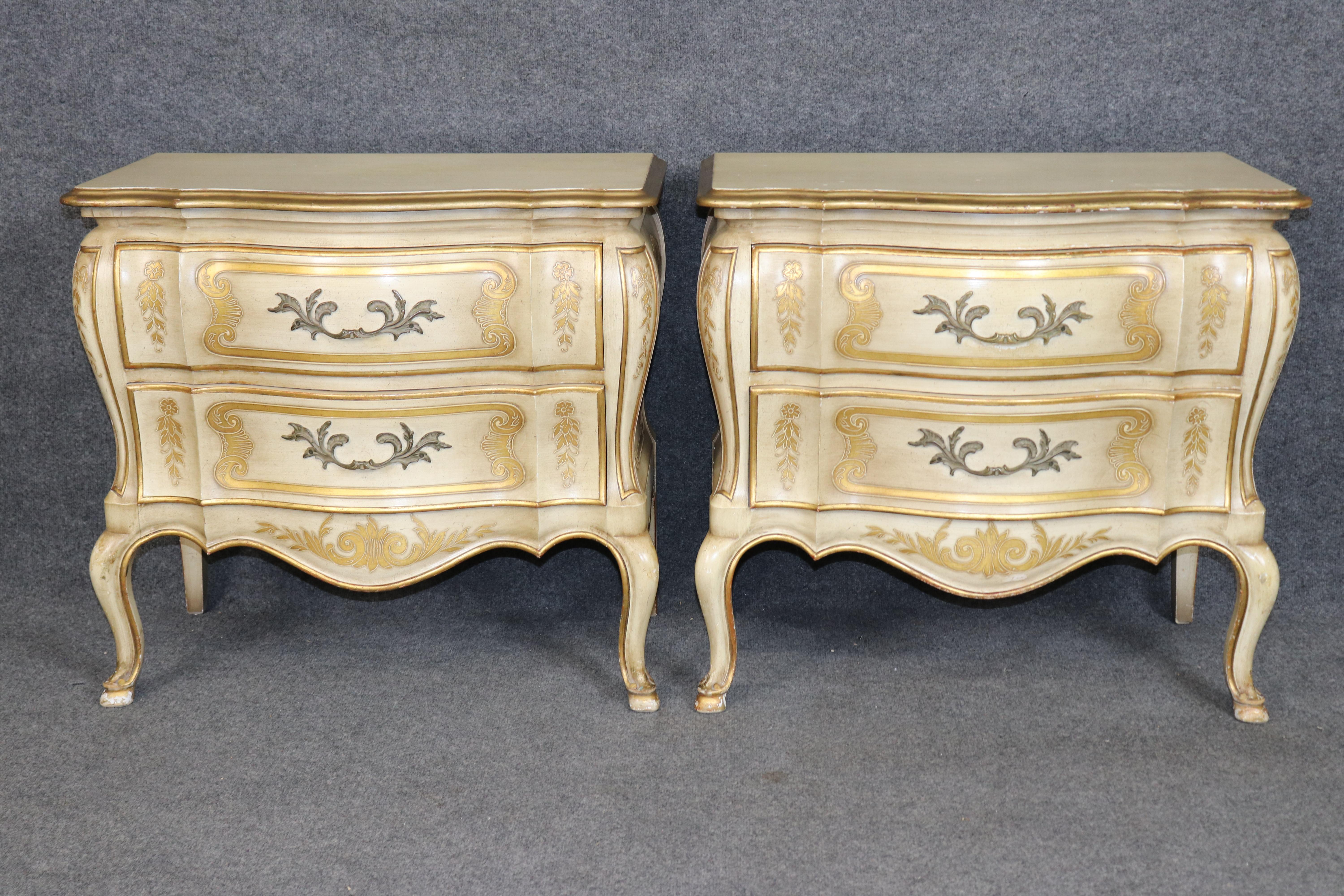 Américain Paire de tables de nuit décorées de style I John Widdicomb, peintes en crème, de style Louis XV en vente