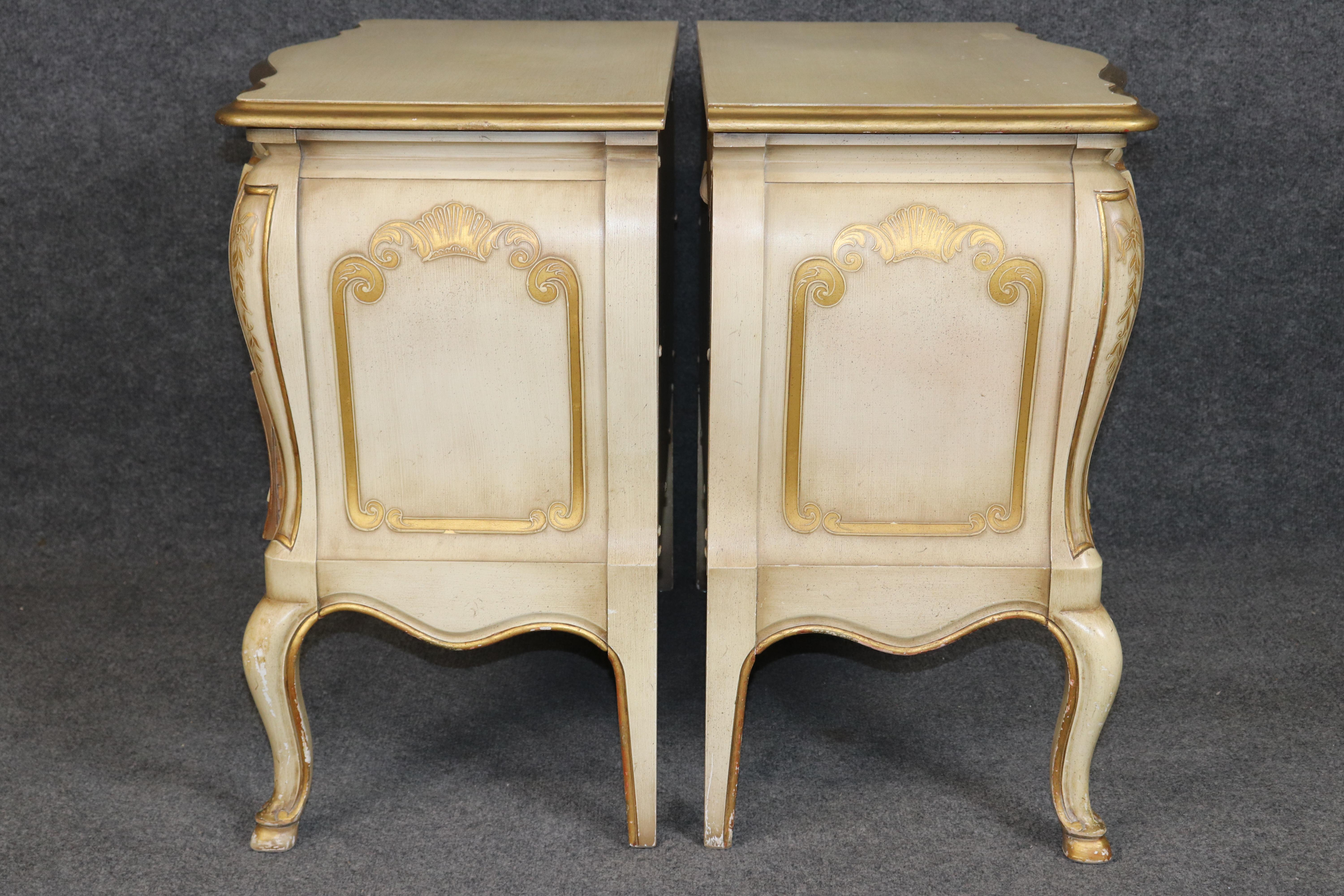 Moulage Paire de tables de nuit décorées de style I John Widdicomb, peintes en crème, de style Louis XV en vente