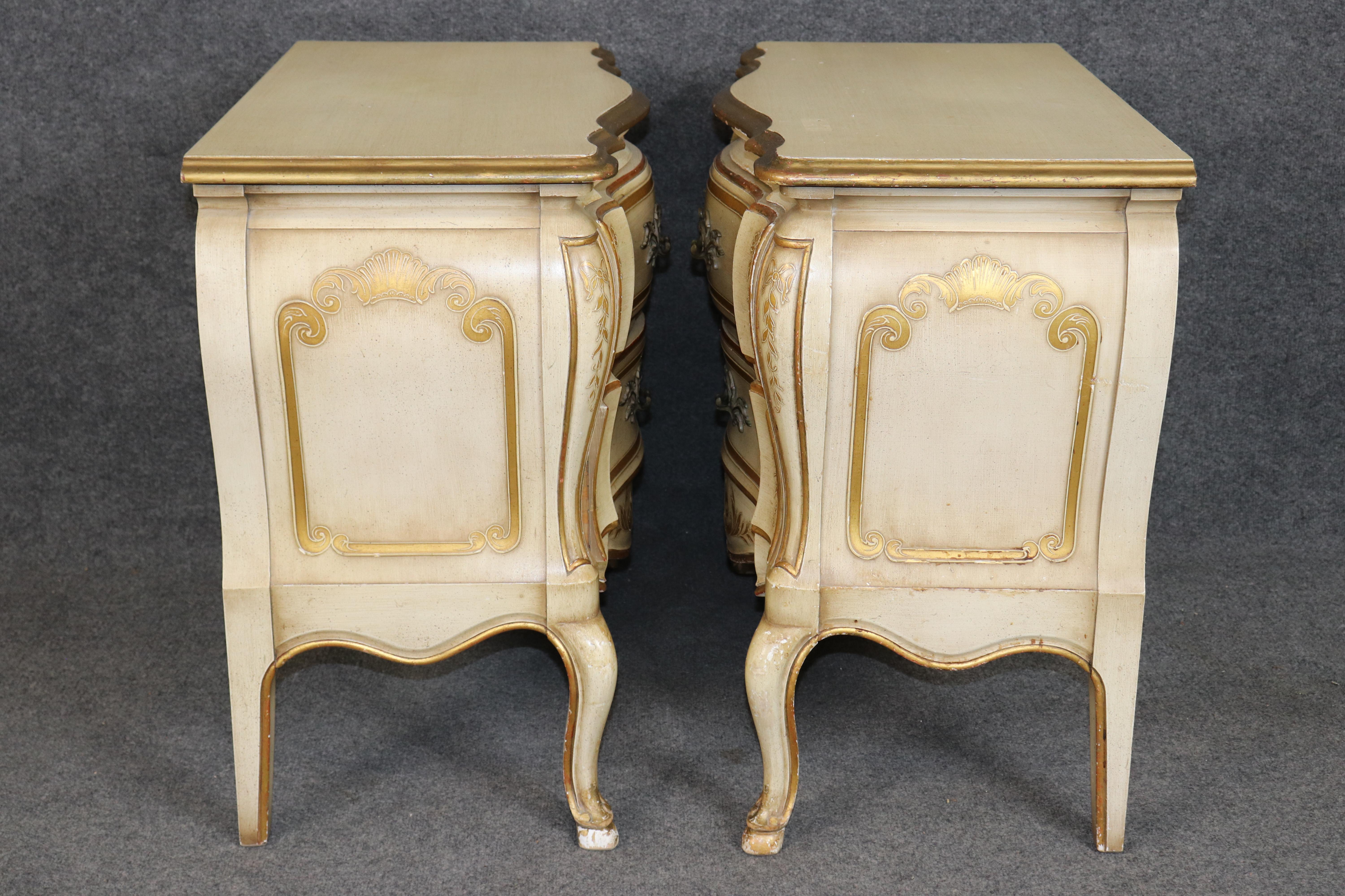 Paire de tables de nuit décorées de style I John Widdicomb, peintes en crème, de style Louis XV Bon état - En vente à Swedesboro, NJ