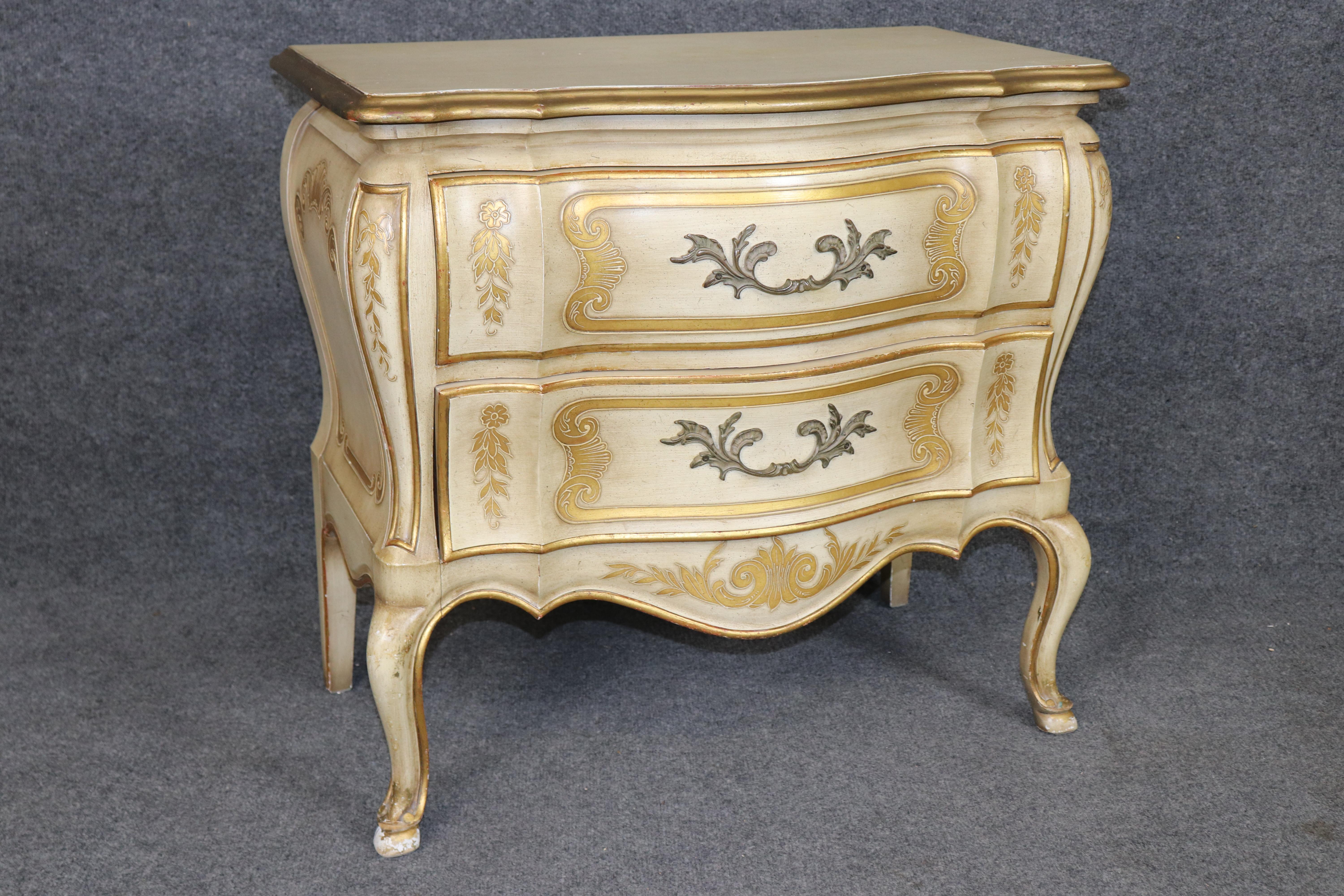 20ième siècle Paire de tables de nuit décorées de style I John Widdicomb, peintes en crème, de style Louis XV en vente