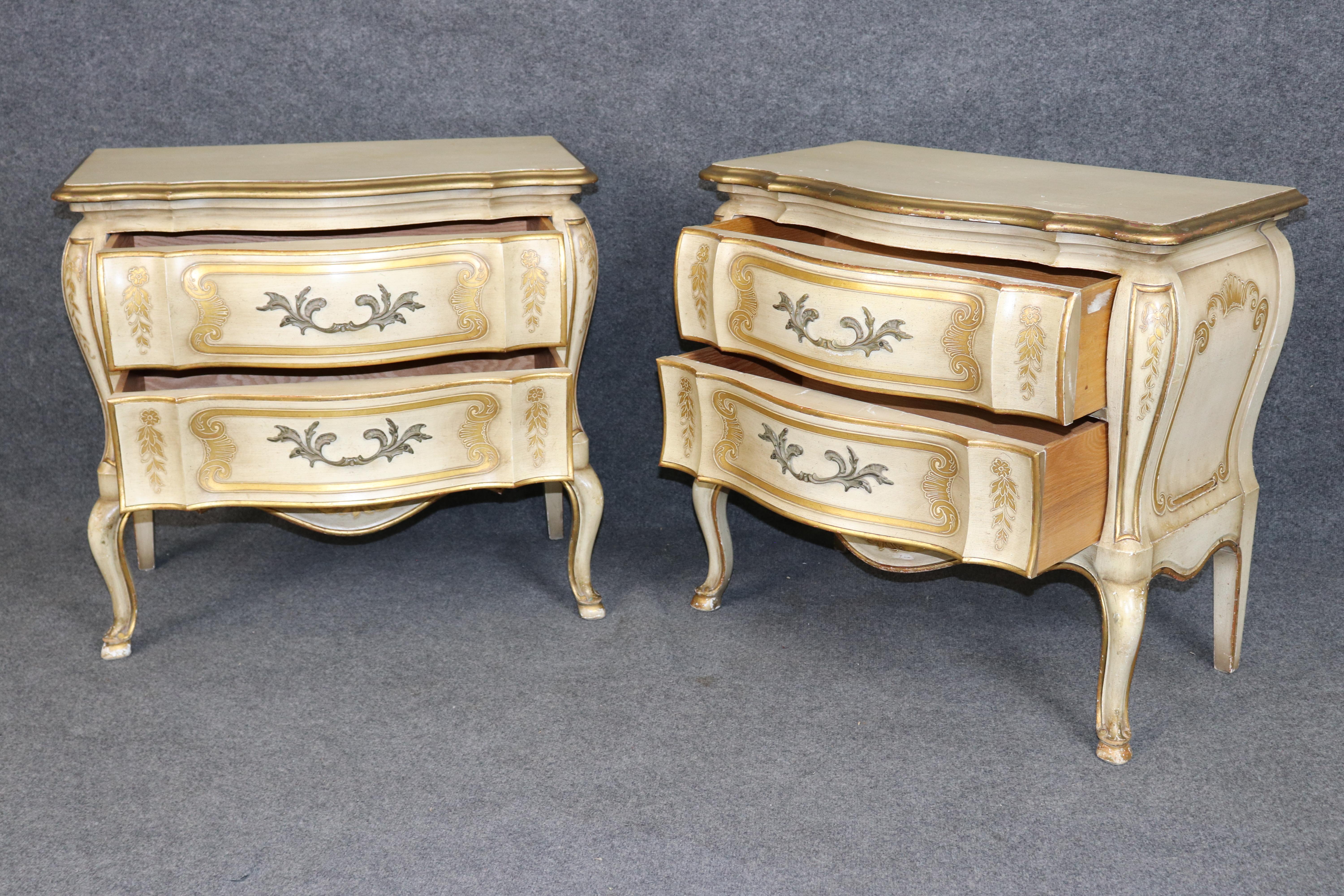 Laiton Paire de tables de nuit décorées de style I John Widdicomb, peintes en crème, de style Louis XV en vente