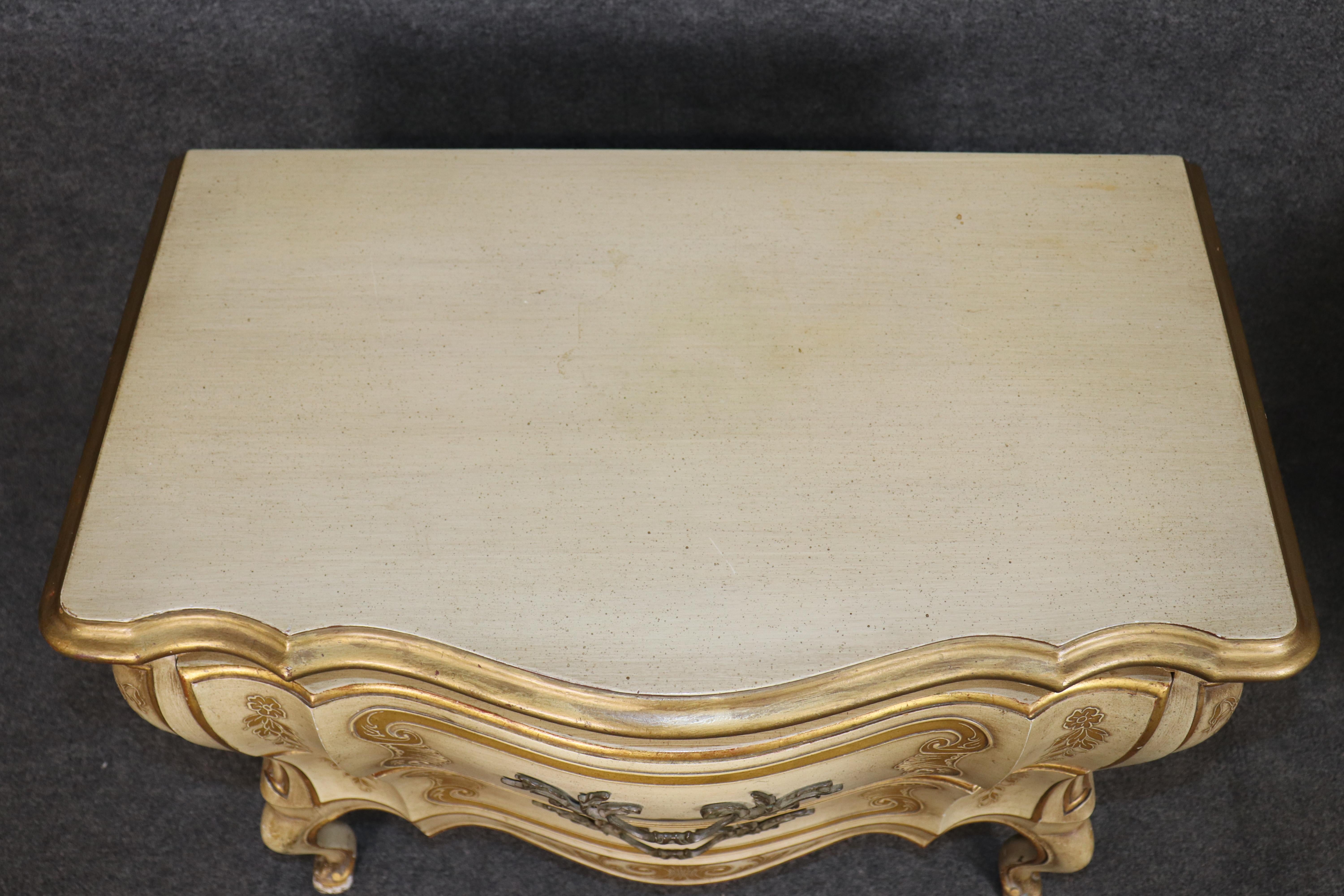 Paire de tables de nuit décorées de style I John Widdicomb, peintes en crème, de style Louis XV en vente 1