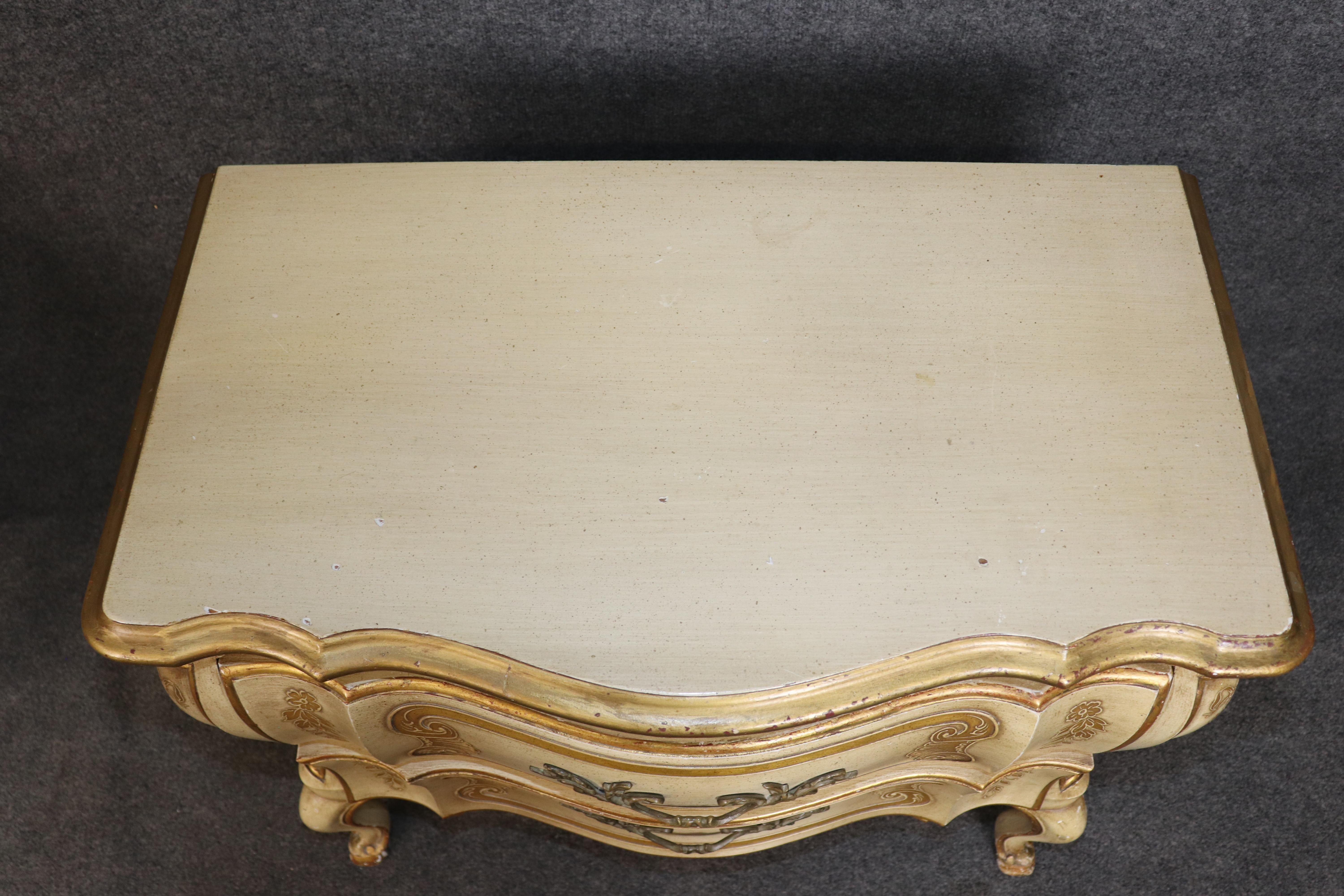 Paire de tables de nuit décorées de style I John Widdicomb, peintes en crème, de style Louis XV en vente 2